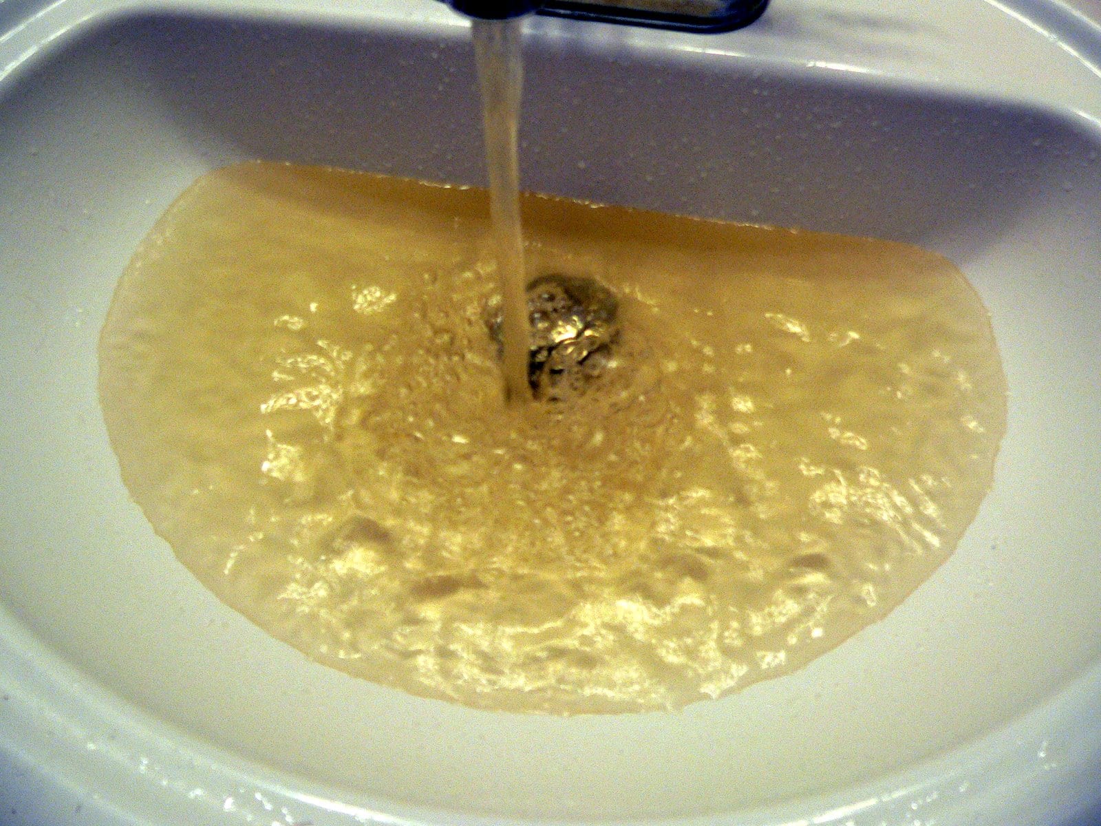 Желтая вода в колодце
