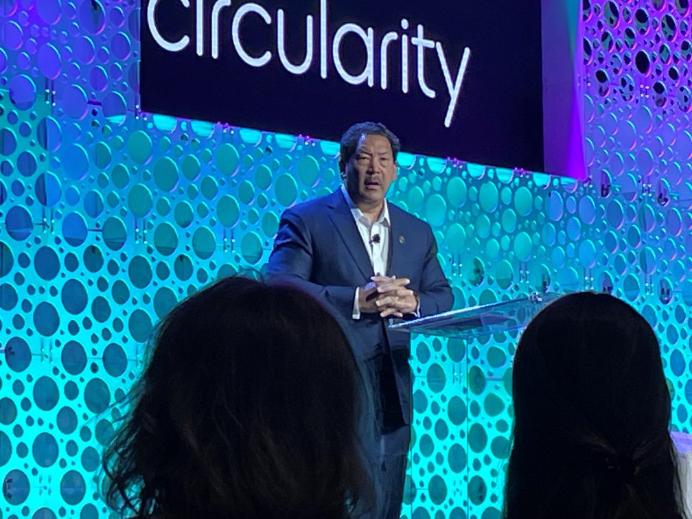 Mayor Bruce Harrell speaking on stage at podium at the Circularity 23 conference.